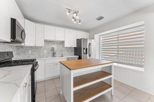 1111 W Belgravia Drive, Pearland, TX 77584