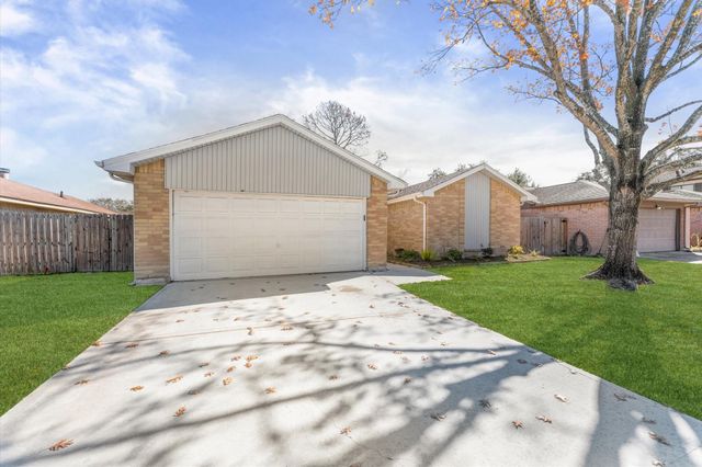 1111 W Belgravia Drive, Pearland, TX 77584