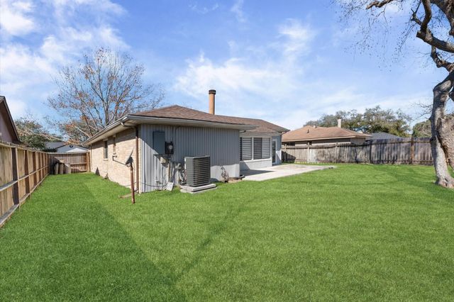 1111 W Belgravia Drive, Pearland, TX 77584