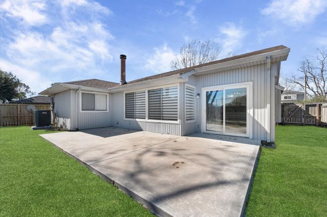 1111 W Belgravia Drive, Pearland, TX 77584