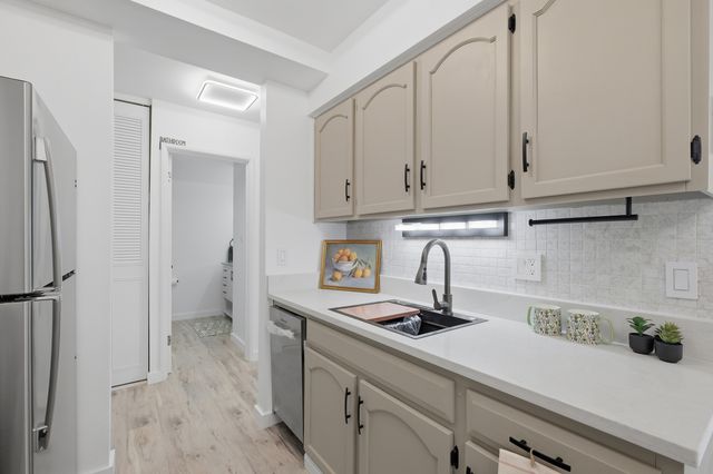 1500 Robin Circle 112, Hoffman Estates, IL 60169