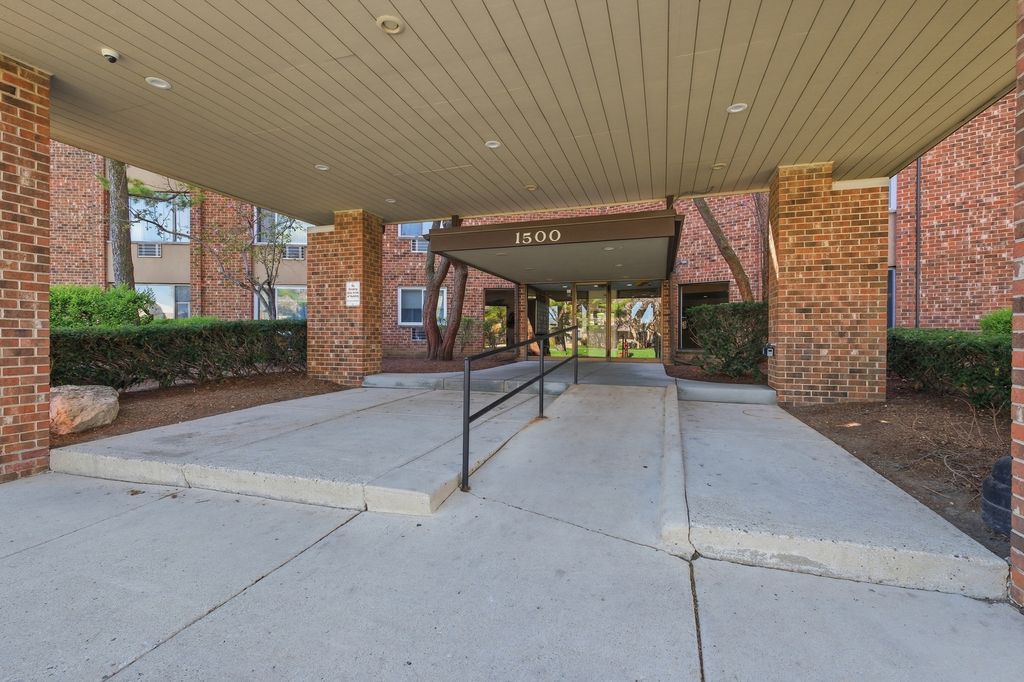 1500 Robin Circle 112, Hoffman Estates, IL 60169