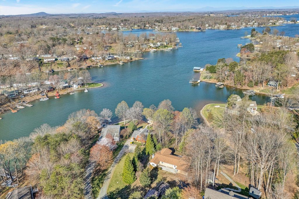 320 Fingerlake RD, Penhook, VA 24137