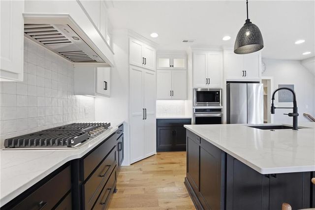 13475 Terrace Park Drive, Parkville, MO 64152