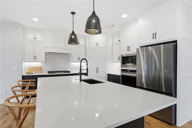 13475 Terrace Park Drive, Parkville, MO 64152