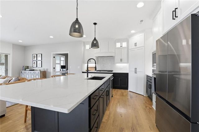 13475 Terrace Park Drive, Parkville, MO 64152