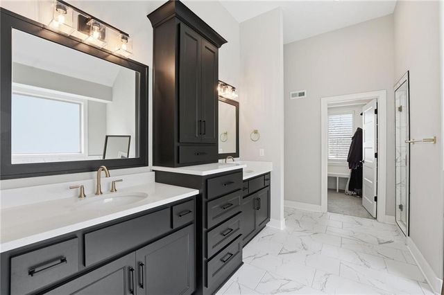 13475 Terrace Park Drive, Parkville, MO 64152