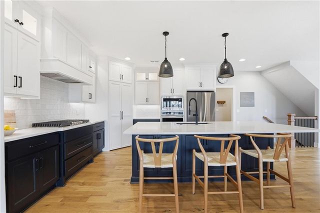 13475 Terrace Park Drive, Parkville, MO 64152