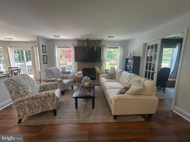 1582 SNUG RD, Shady Side, MD 20764