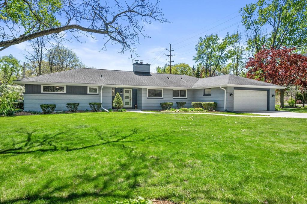 12323 Woodside COURT, Wauwatosa, WI 53226