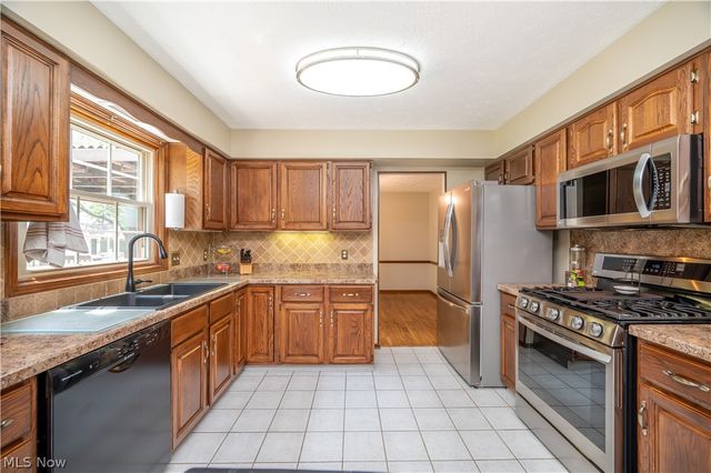 8359 Stoney Creek Drive, Youngstown, OH 44512