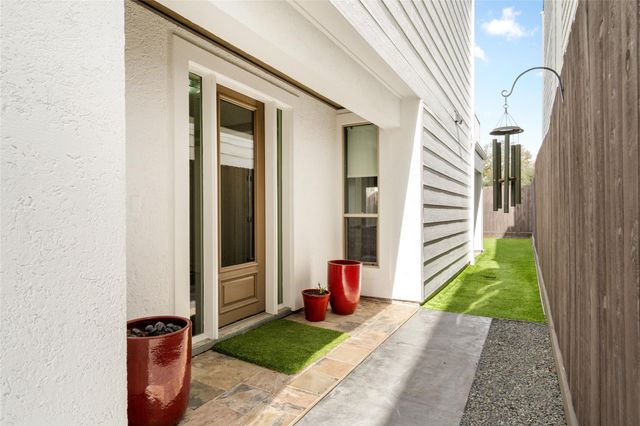 2006 N Memorial Way, Houston, TX 77007