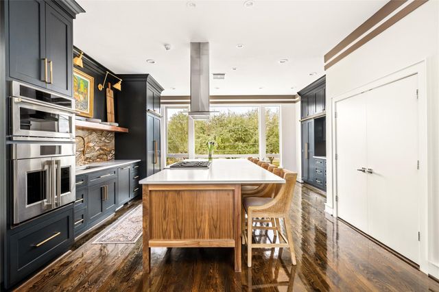 2006 N Memorial Way, Houston, TX 77007