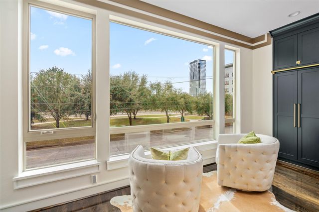 2006 N Memorial Way, Houston, TX 77007