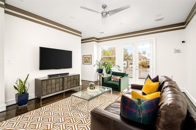 2006 N Memorial Way, Houston, TX 77007