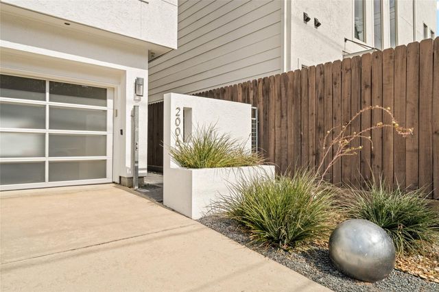 2006 N Memorial Way, Houston, TX 77007