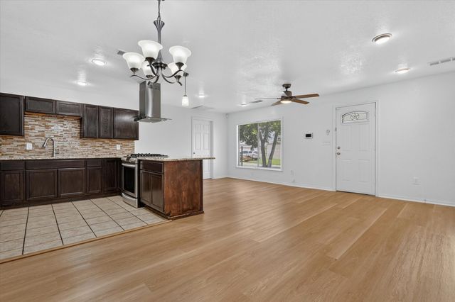 5301 Scoggins Street, Sansom Park, TX 76114