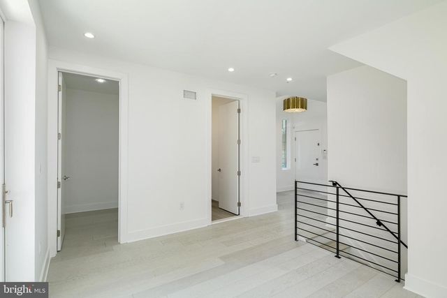 142R S FRONT ST, Philadelphia, PA 19106