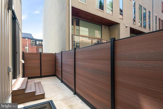 142R S FRONT ST, Philadelphia, PA 19106