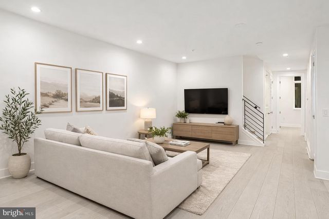 142R S FRONT ST, Philadelphia, PA 19106