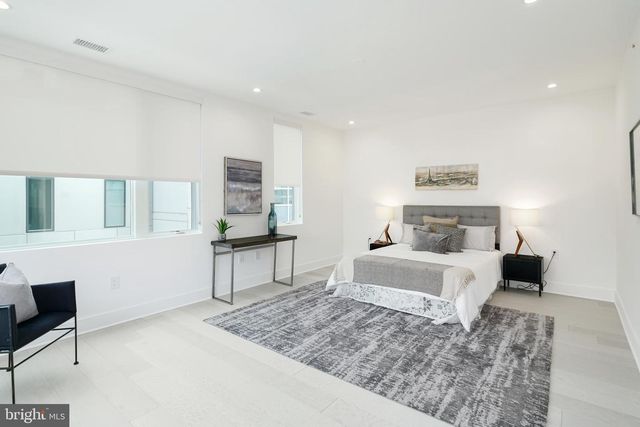 142R S FRONT ST, Philadelphia, PA 19106