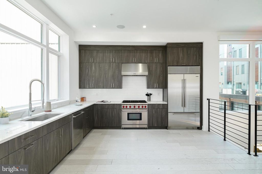 142R S FRONT ST, Philadelphia, PA 19106