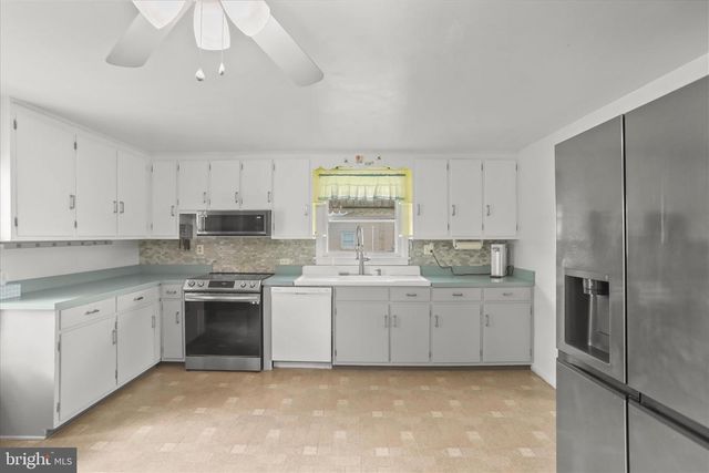 6 S GRANT RD, Thomasville, PA 17364