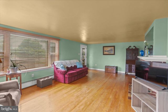 6 S GRANT RD, Thomasville, PA 17364