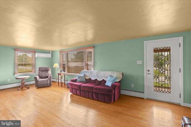 6 S GRANT RD, Thomasville, PA 17364