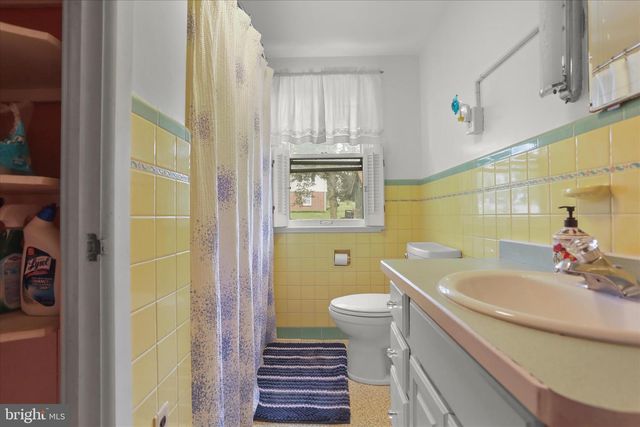 6 S GRANT RD, Thomasville, PA 17364