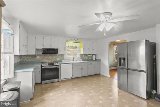 6 S GRANT RD, Thomasville, PA 17364