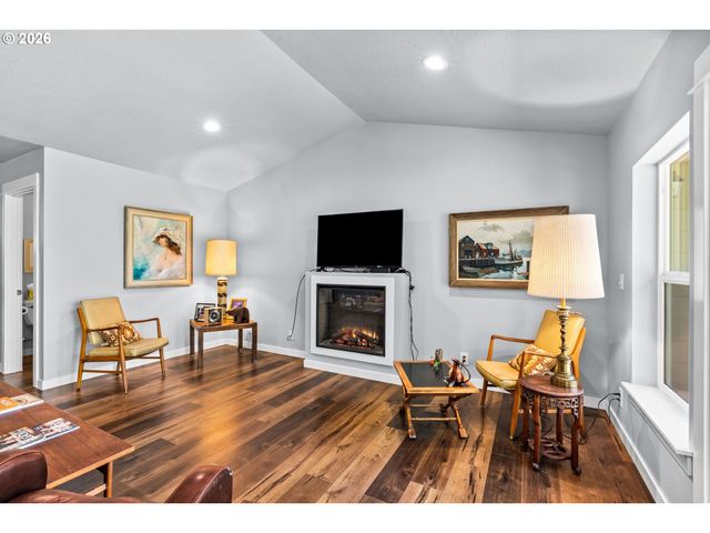7260 GLACIER Dr, Springfield, OR 97478