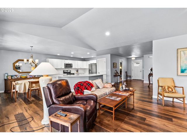 7260 GLACIER Dr, Springfield, OR 97478