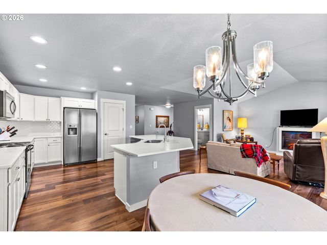 7260 GLACIER Dr, Springfield, OR 97478