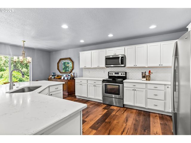 7260 GLACIER Dr, Springfield, OR 97478