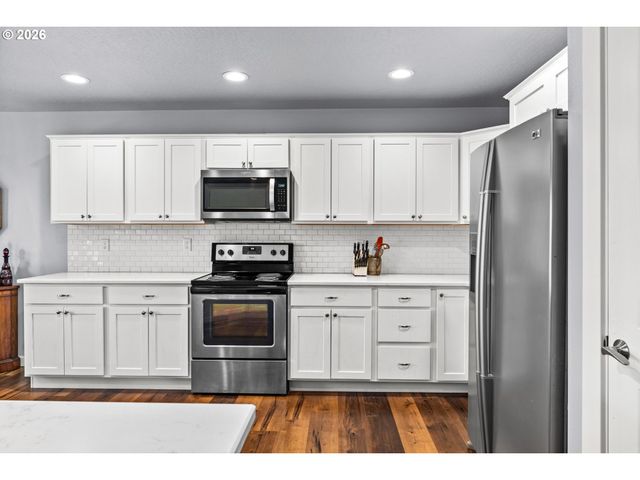 7260 GLACIER Dr, Springfield, OR 97478