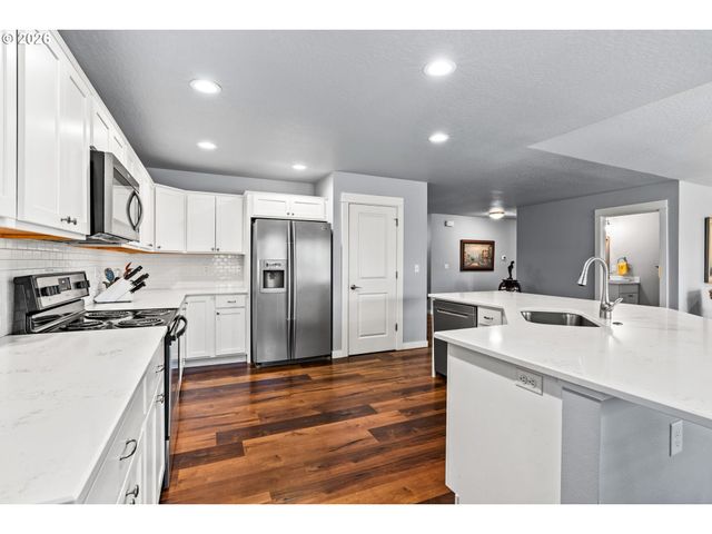 7260 GLACIER Dr, Springfield, OR 97478