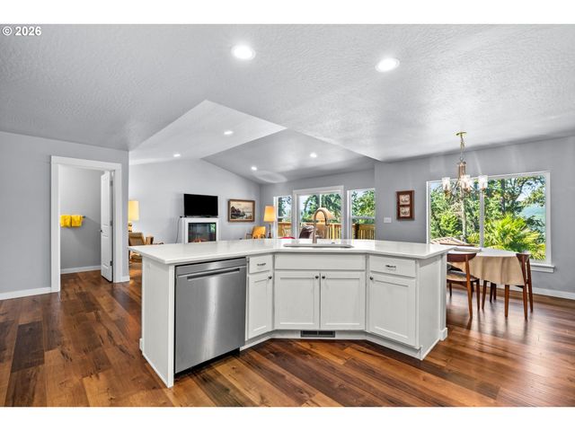 7260 GLACIER Dr, Springfield, OR 97478