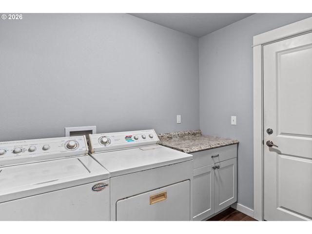 7260 GLACIER Dr, Springfield, OR 97478