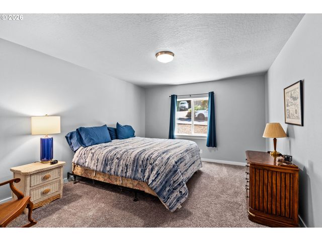 7260 GLACIER Dr, Springfield, OR 97478