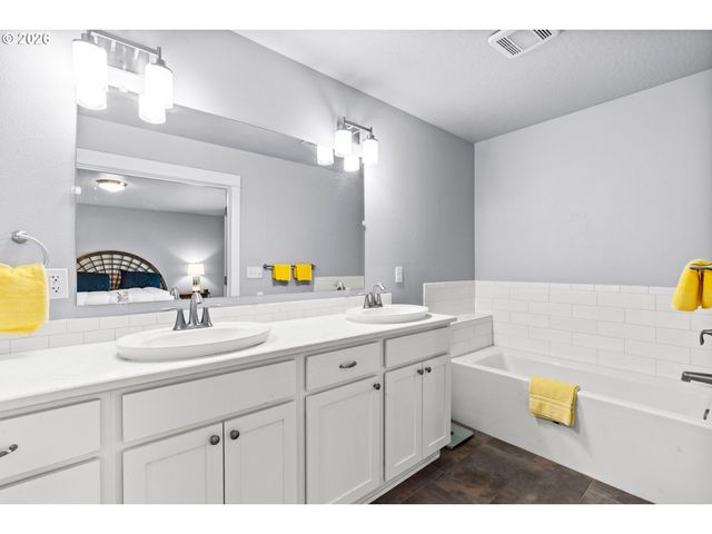 7260 GLACIER Dr, Springfield, OR 97478