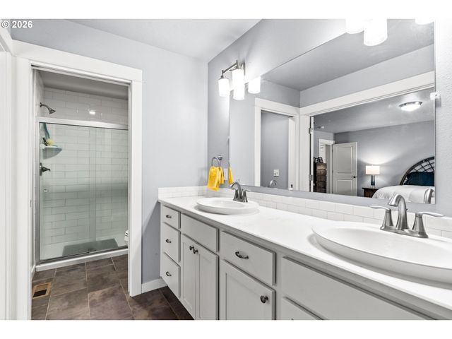 7260 GLACIER Dr, Springfield, OR 97478