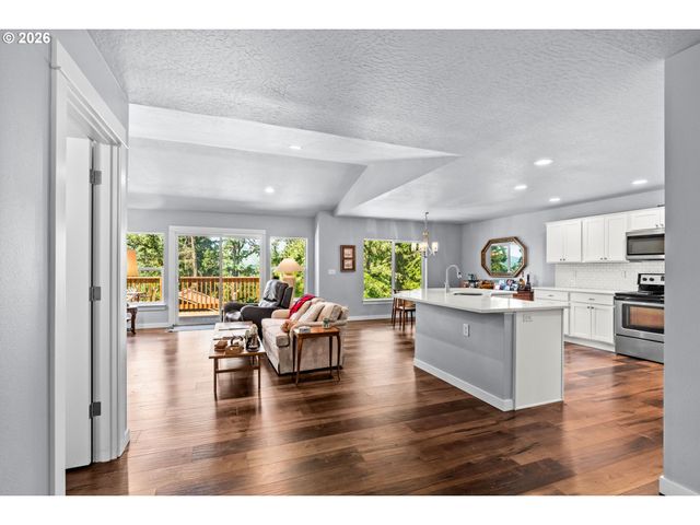 7260 GLACIER Dr, Springfield, OR 97478