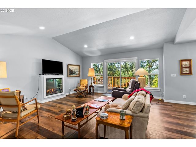 7260 GLACIER Dr, Springfield, OR 97478