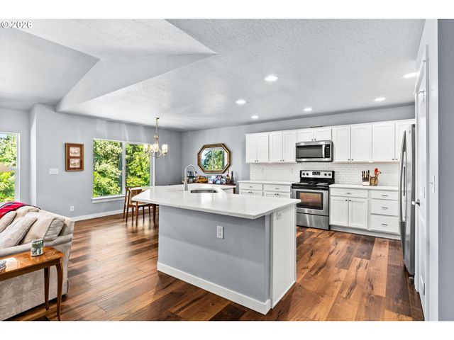 7260 GLACIER Dr, Springfield, OR 97478
