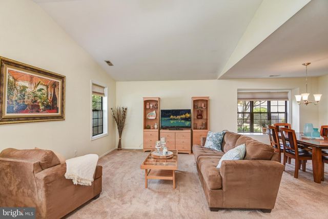 14 WATERWHEEL CT, Columbus, NJ 08022
