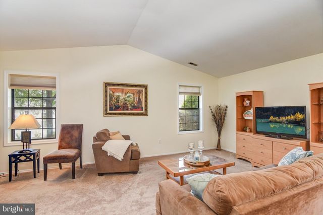 14 WATERWHEEL CT, Columbus, NJ 08022