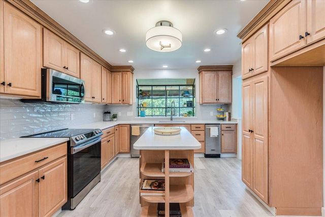 11146 Pinehurst DR, Austin, TX 78747