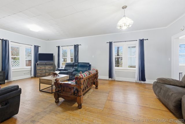 137 E 11th Avenue, Bristow, OK 74010