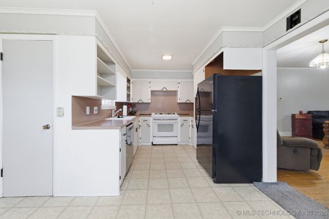 137 E 11th Avenue, Bristow, OK 74010